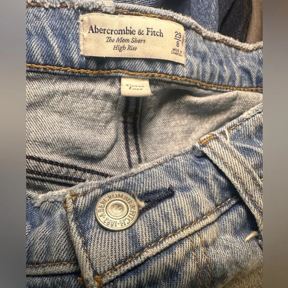 Abercrombie & Fitch The Mom Short High Rise Curve Love Light Denim Wash Size 8 - Picture 5 of 5